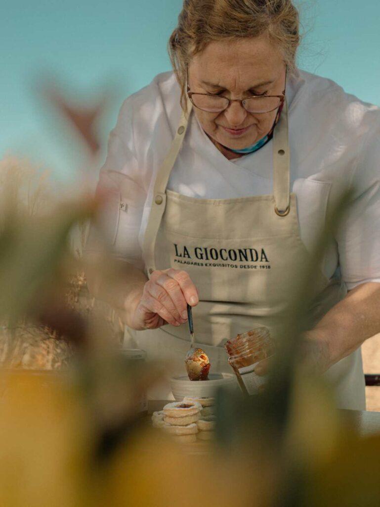 Patricia Curtois cocinando con un dulce de La Gioconda