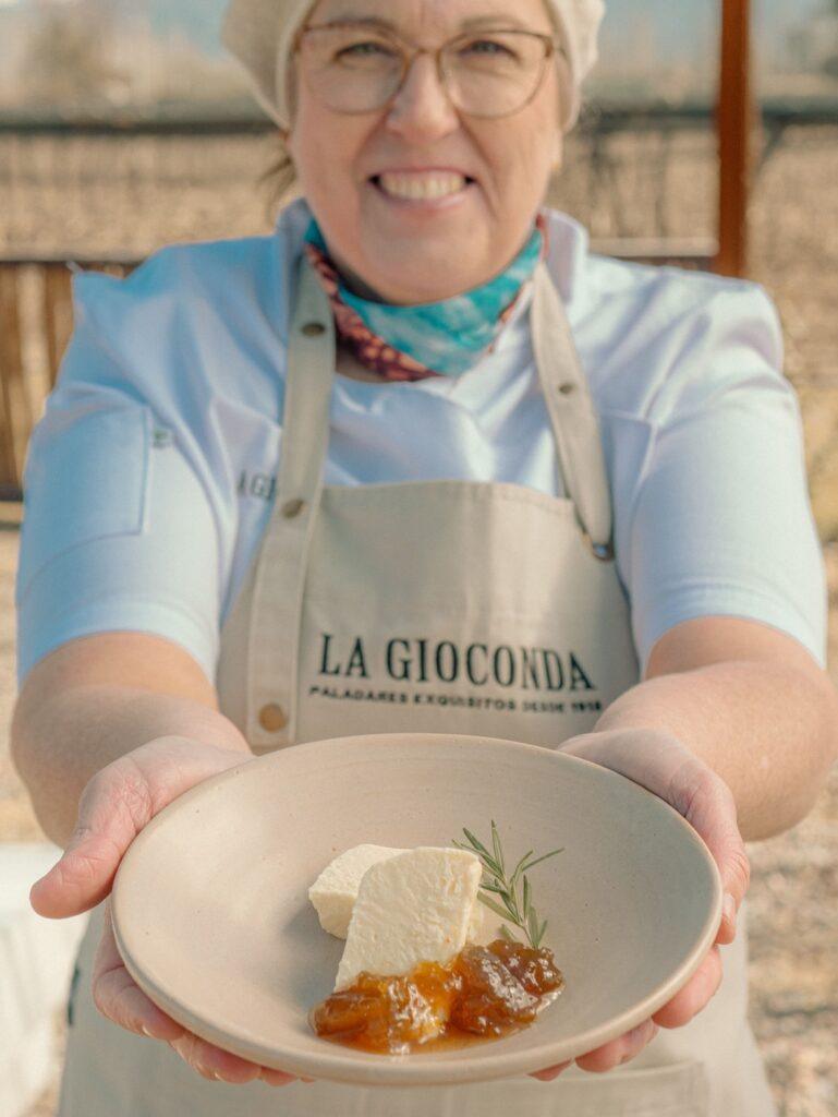 Patricia Curtois mostrando en un plato queso con dulce de batata de La Gioconda